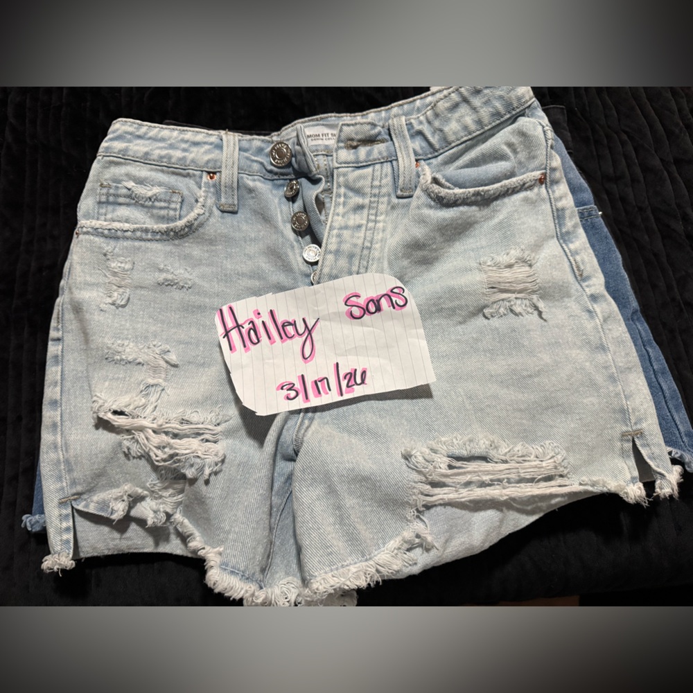 Distressed High Waisted Light Blue Denim Mom Shorts
PACSUN SIZE 26